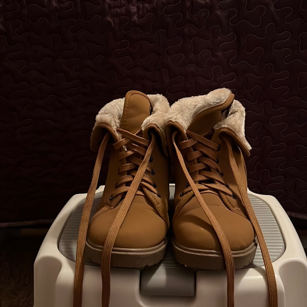 Size 7 women lace up boots. Slightly used. Can be worn with sides down or up.